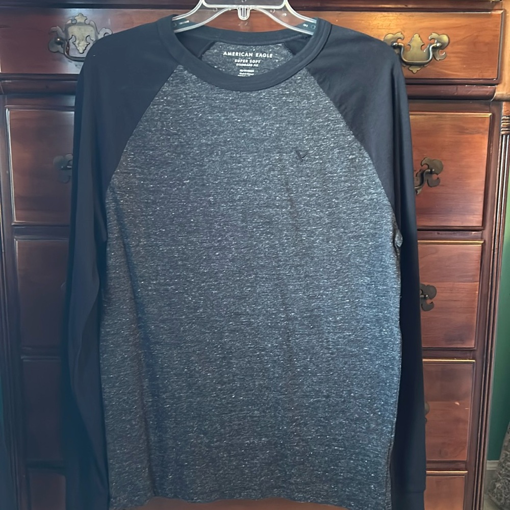 American Eagle heathered charcoal gray and black long sleeve